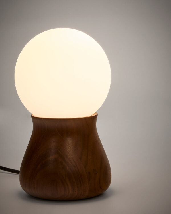 Lámpara de mesa Okeni de madera de nogal y cristal