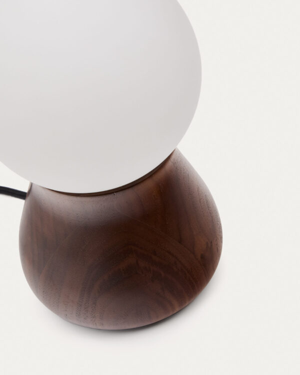 Lámpara de mesa Okeni de madera de nogal y cristal
