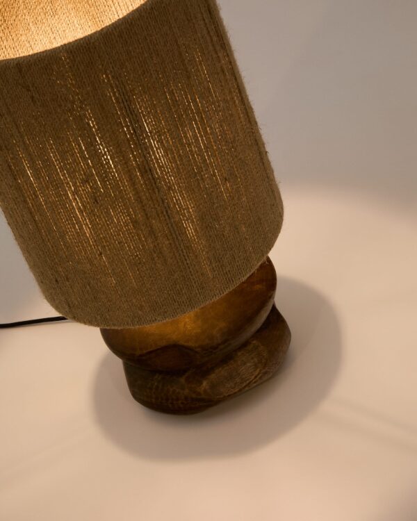Lámpara de mesa Kor de madera de acacia con acabado oscuro y yute