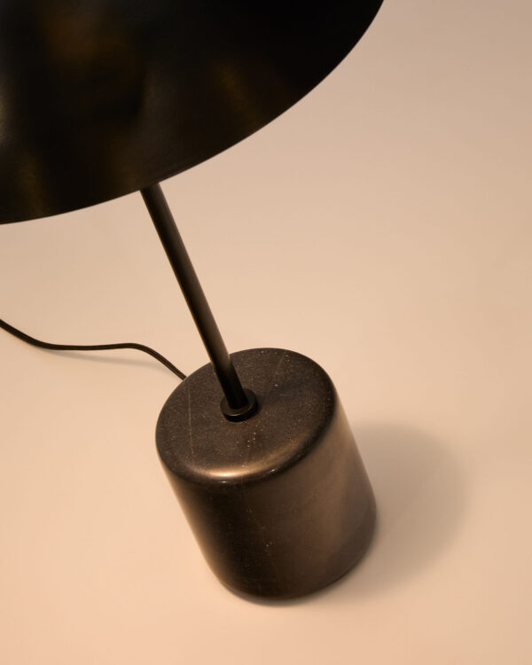 Lámpara de mesa Sayra de mármol negro y metal con acabado pintado negro