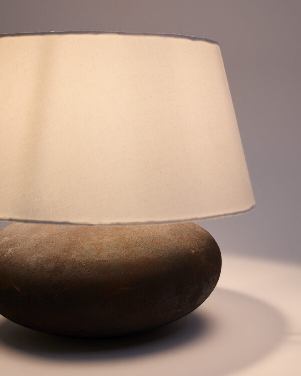 Lámpara de mesa Nessi de metal con acabado efecto terracota negro