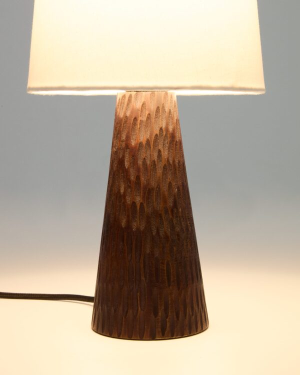 Lámpara de mesa Amire de madera con acabado oscuro