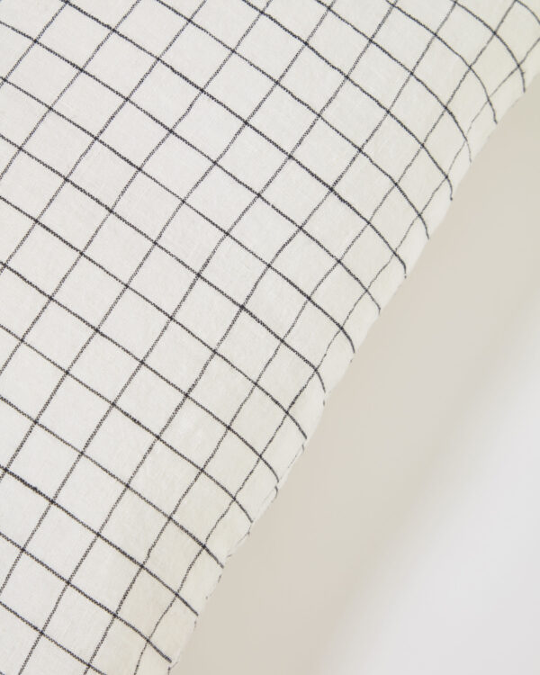 Funda cojín Maialen 100% lino cuadros blanco y rayas negro 45 x 45 cm
