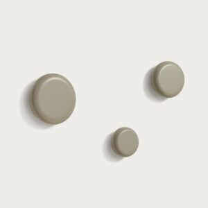 Set Nadue de 3 colgadores de madera maciza de haya con acabado gris