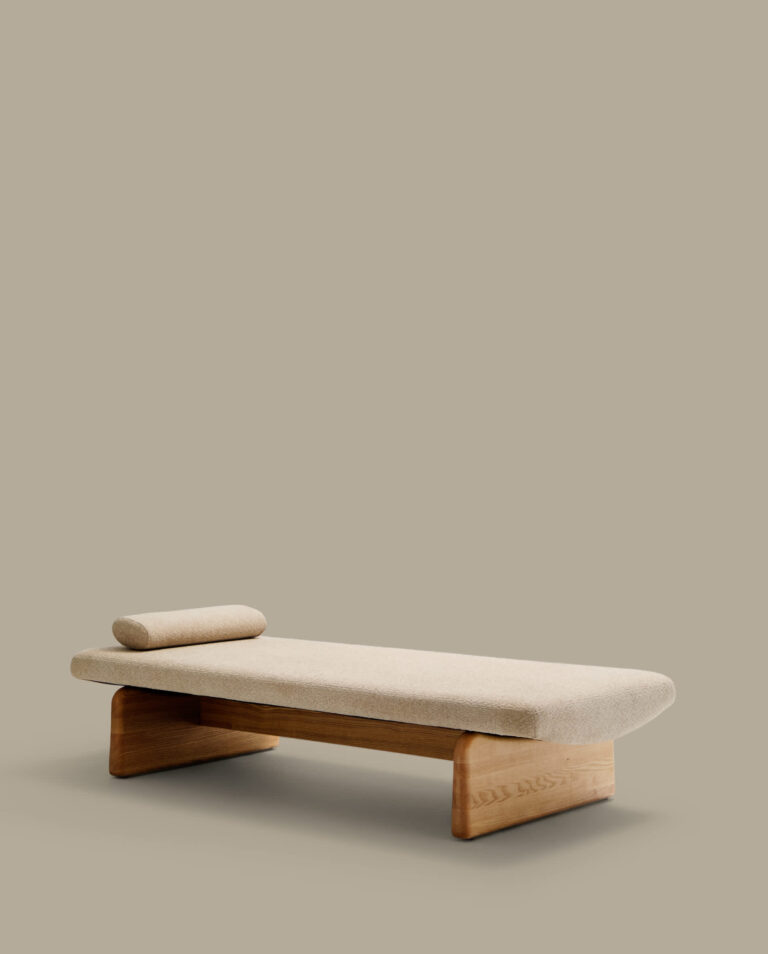 Diván Topaz de chenilla beige y madera maciza de fresno con acabado natural 200cm FSC 100%