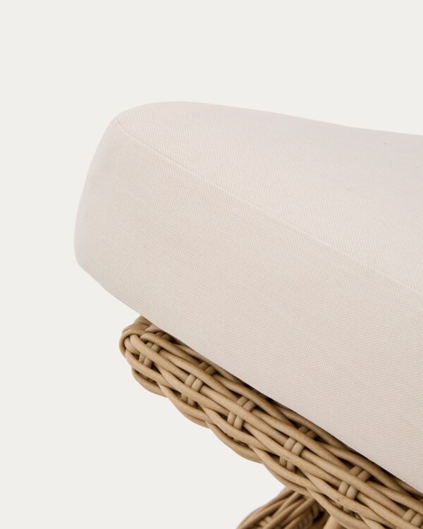 Tumbona Meria de ratán sintético y patas de madera maciza de acacia FSC 100%