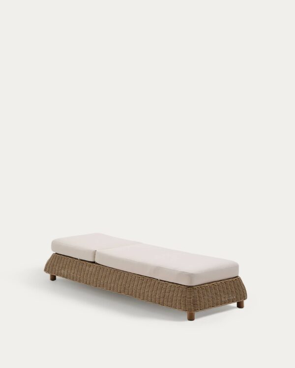 Tumbona Meria de ratán sintético y patas de madera maciza de acacia FSC 100%
