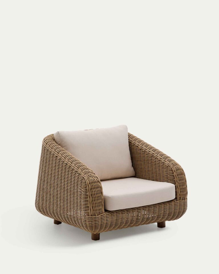 Sillón Meria de ratán sintético y patas de madera maciza de acacia FSC 100%
