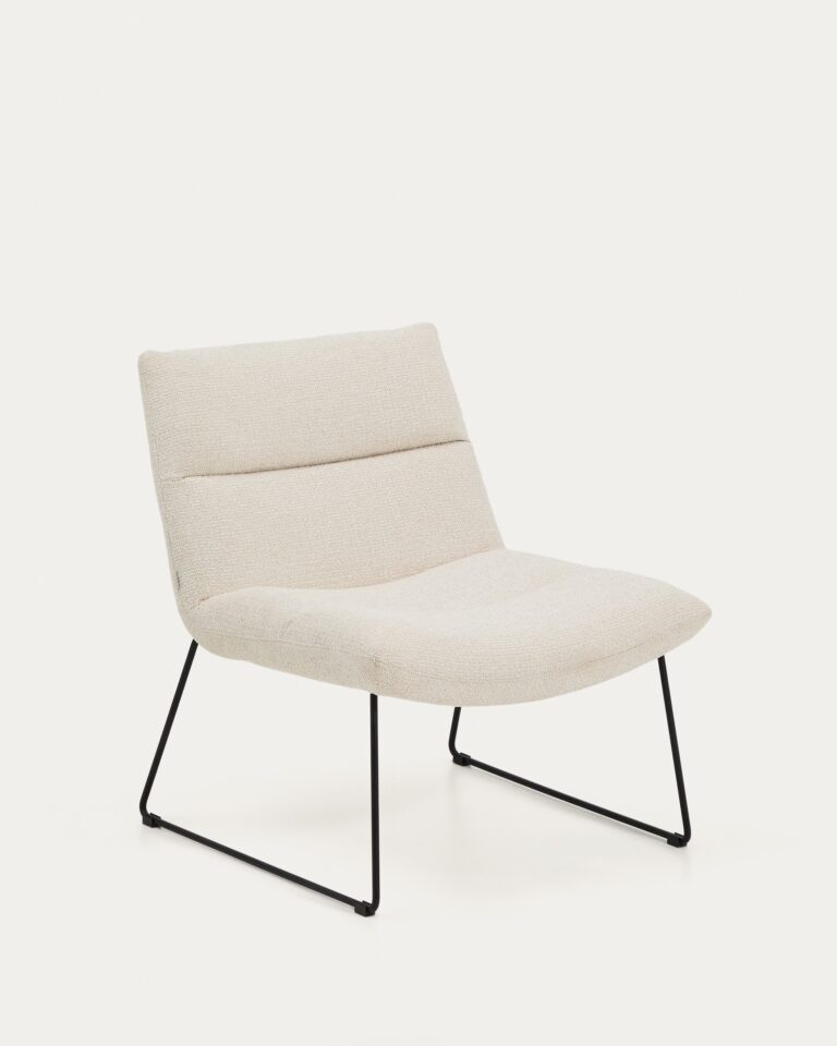 Butaca Asen de chenilla beige y patas de acero negro FSC 100%