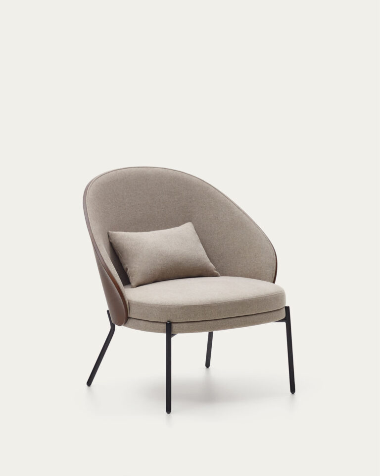 Sillón Eamy marrón claro chapado en fresno con acabado nogal y metal con acabado negro