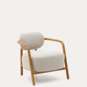 Butaca Melqui beige de madera maciza de roble con acabado natural