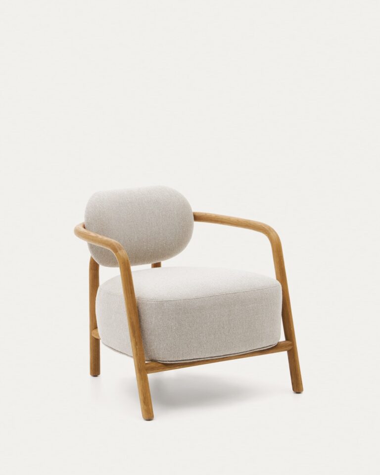 Butaca Melqui beige de madera maciza de roble con acabado natural