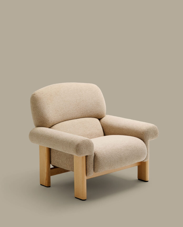 Butaca Nema de chenilla beige y patas de madera maciza de fresno acabado natural FSC 100%