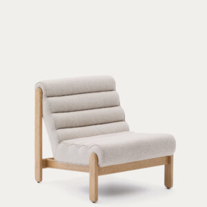 Butaca Magira beige de madera maciza de roble con acabado tono natural