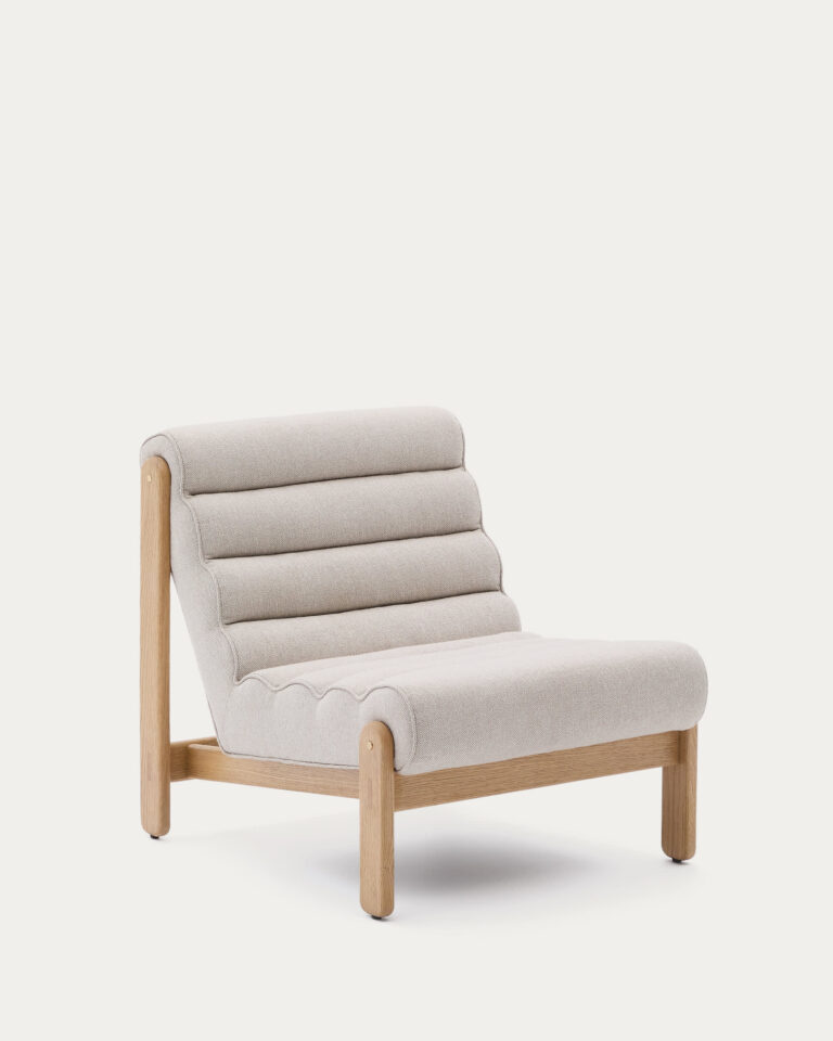 Butaca Magira beige de madera maciza de roble con acabado tono natural