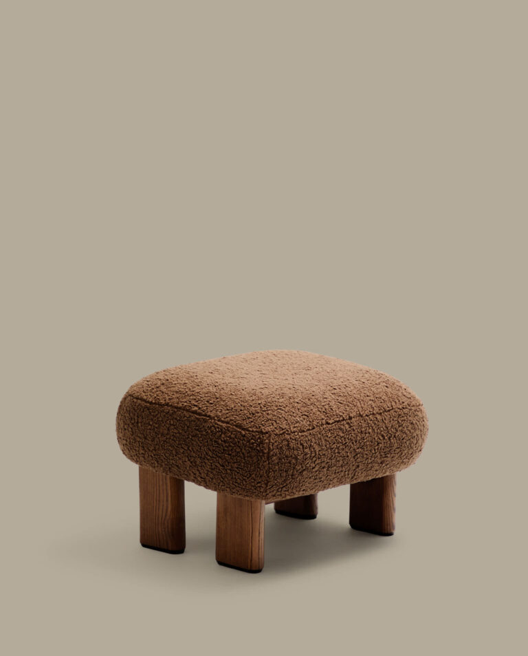 Reposapiés Nema borreguito topo y patas madera maciza fresno acabado nogal 65x55,4cm FSC 1