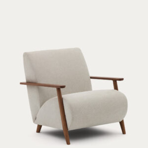 Butaca Meghan de chenilla perla y madera maciza de fresno con acabado nogal FSC Mix Credit