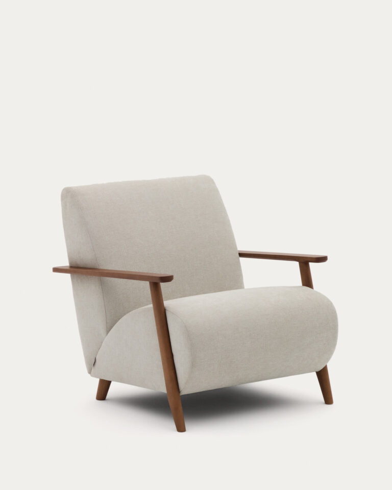 Butaca Meghan de chenilla perla y madera maciza de fresno con acabado nogal FSC Mix Credit