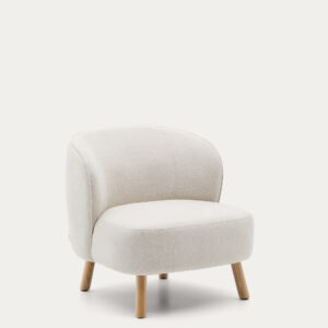 Butaca Ulit de chenilla beige y patas de madera maciza de haya acabado natural