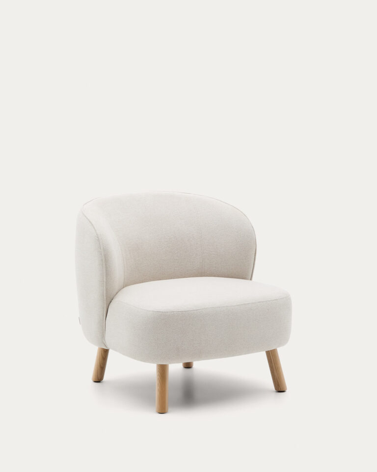 Butaca Ulit de chenilla beige y patas de madera maciza de fresno acabado natural