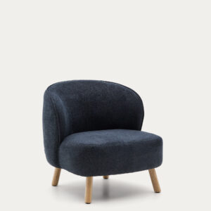 Butaca Ulit de chenilla gris azulado y patas de madera maciza de haya acabado natural