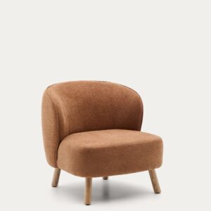 Butaca Ulit de chenilla terracota y patas de madera maciza de haya acabado natural
