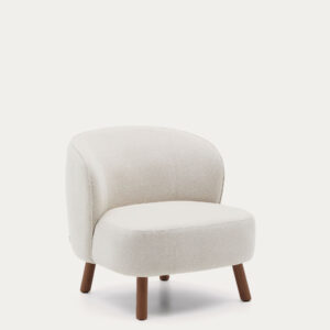 Butaca Ulit de chenilla beige y patas de madera maciza de fresno acabado tono nogal
