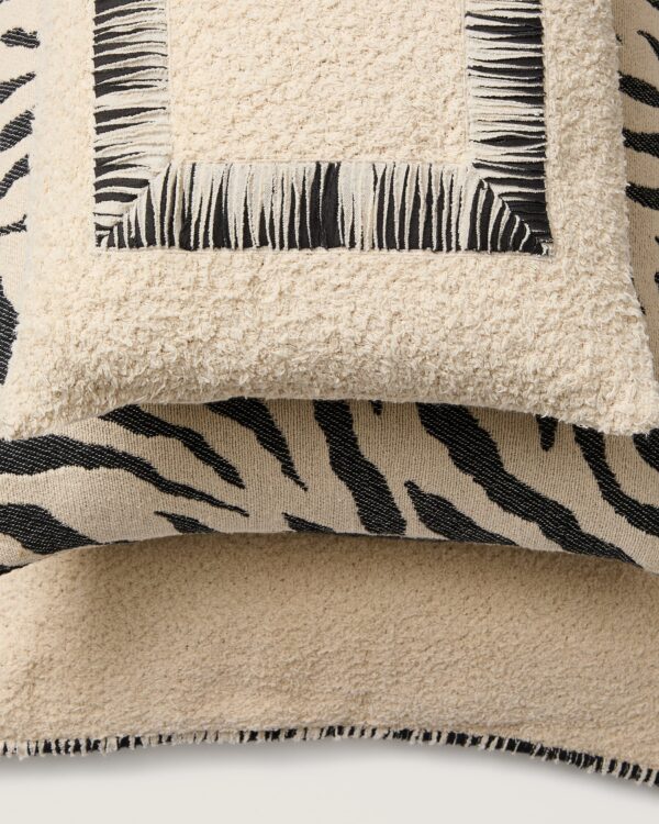 Funda de cojín Enari 100% algodón beige con vivo a contraste negro 50 x 50 cm