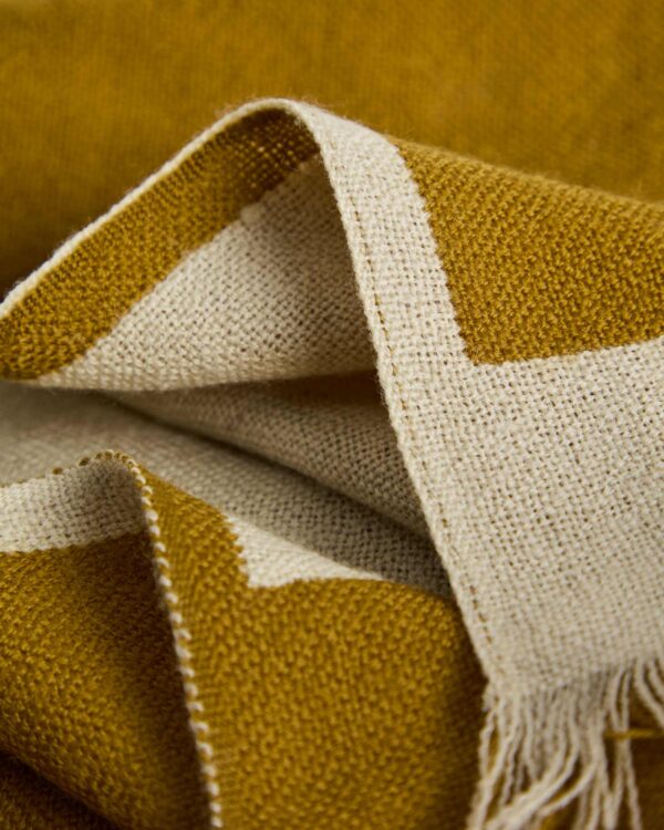 Manta Orlet de lana reversible mostaza y beige 130 x 170 cm