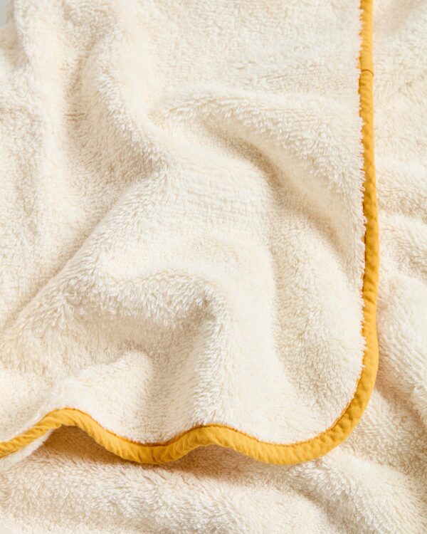 Toalla de baño Sedora 100% algodón con detalle a contraste amarillo 70 x 140 cm