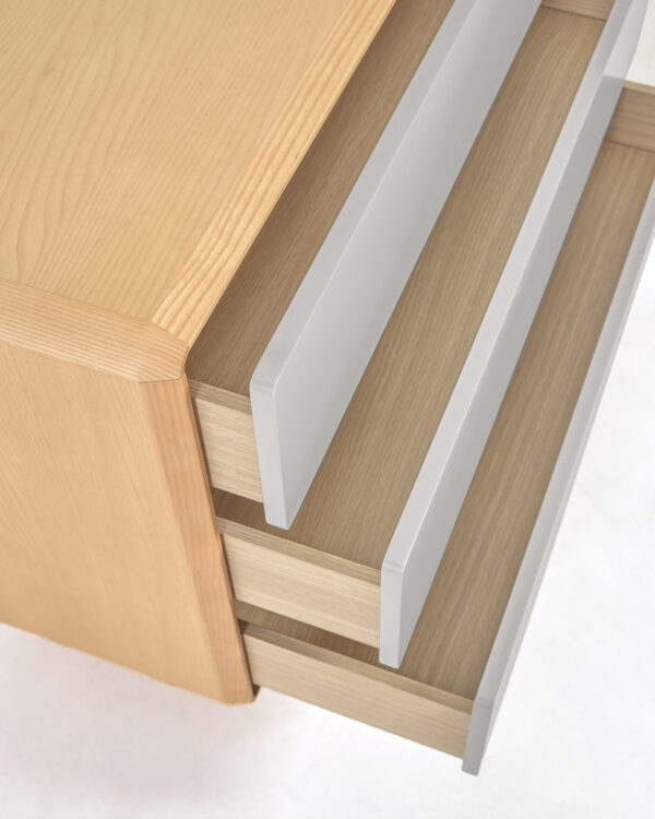 Cómoda Anielle de 3 cajones de madera maciza y chapa de fresno 99 x 78,5 cm