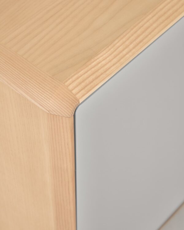 Cómoda Anielle de 3 cajones de madera maciza y chapa de fresno 99 x 78,5 cm