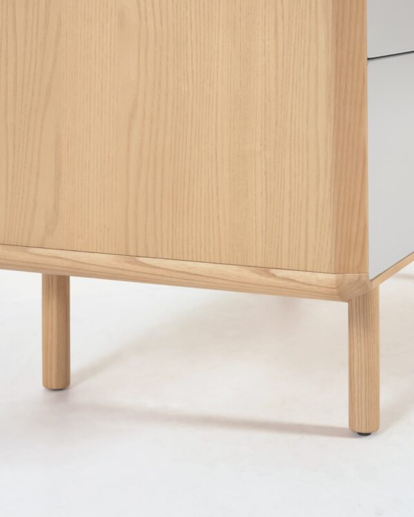 Mesita de noche Anielle de madera maciza y chapa de fresno 50 x 58,4 cm