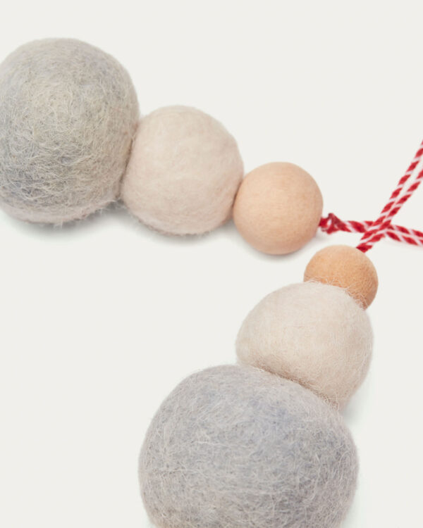 Set Dempsey de 2 adornos colgantes bolas redondas de madera y fieltro gris y beige