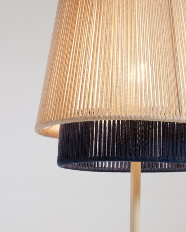 Lámpara de pie Yuvia de algodón con acabado beige y azul