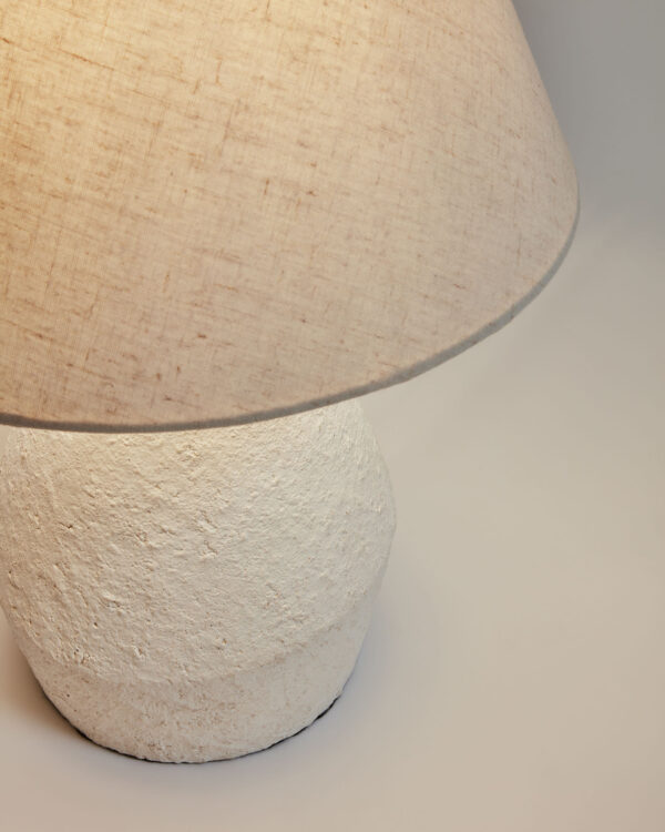 Lámpara de mesa Noara de magnesio con acabado blanco