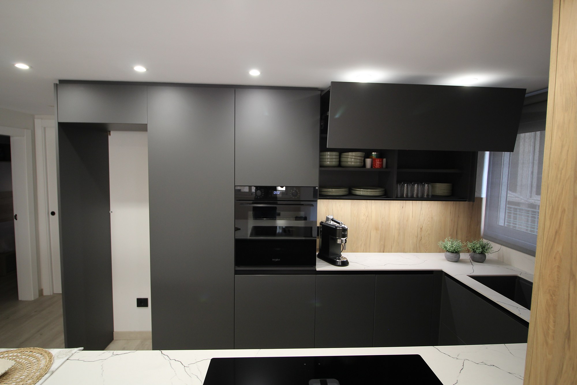 Frentes de cocina en negro mate con columna de horno