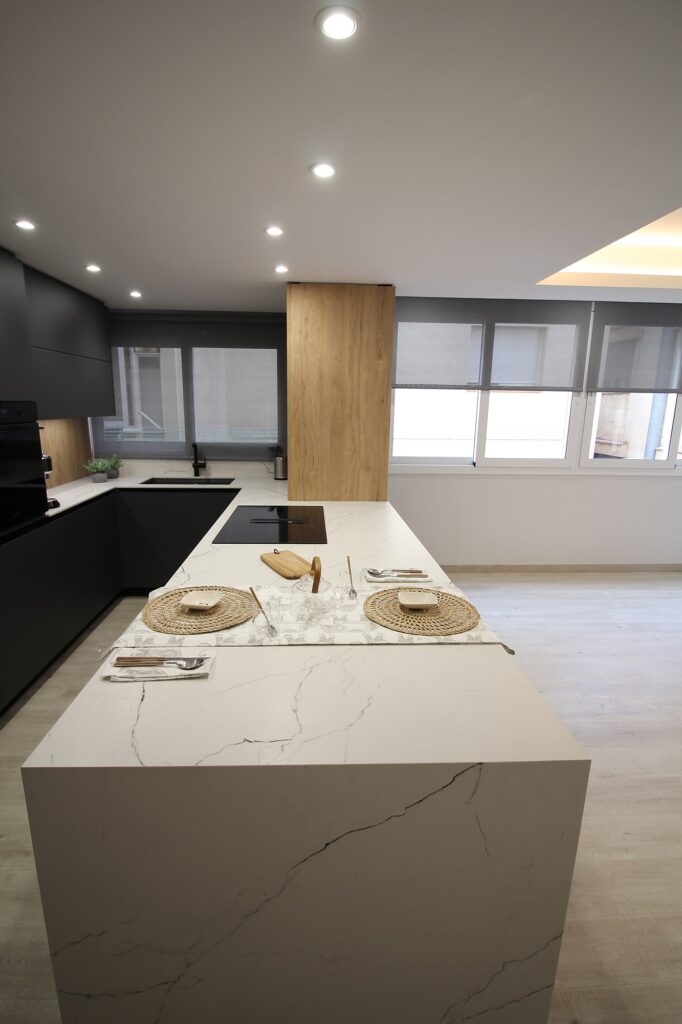 Cocina negra con isla