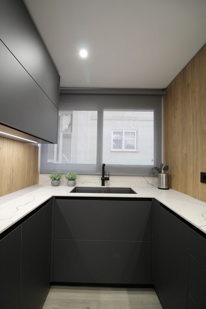 Cocina negra con isla