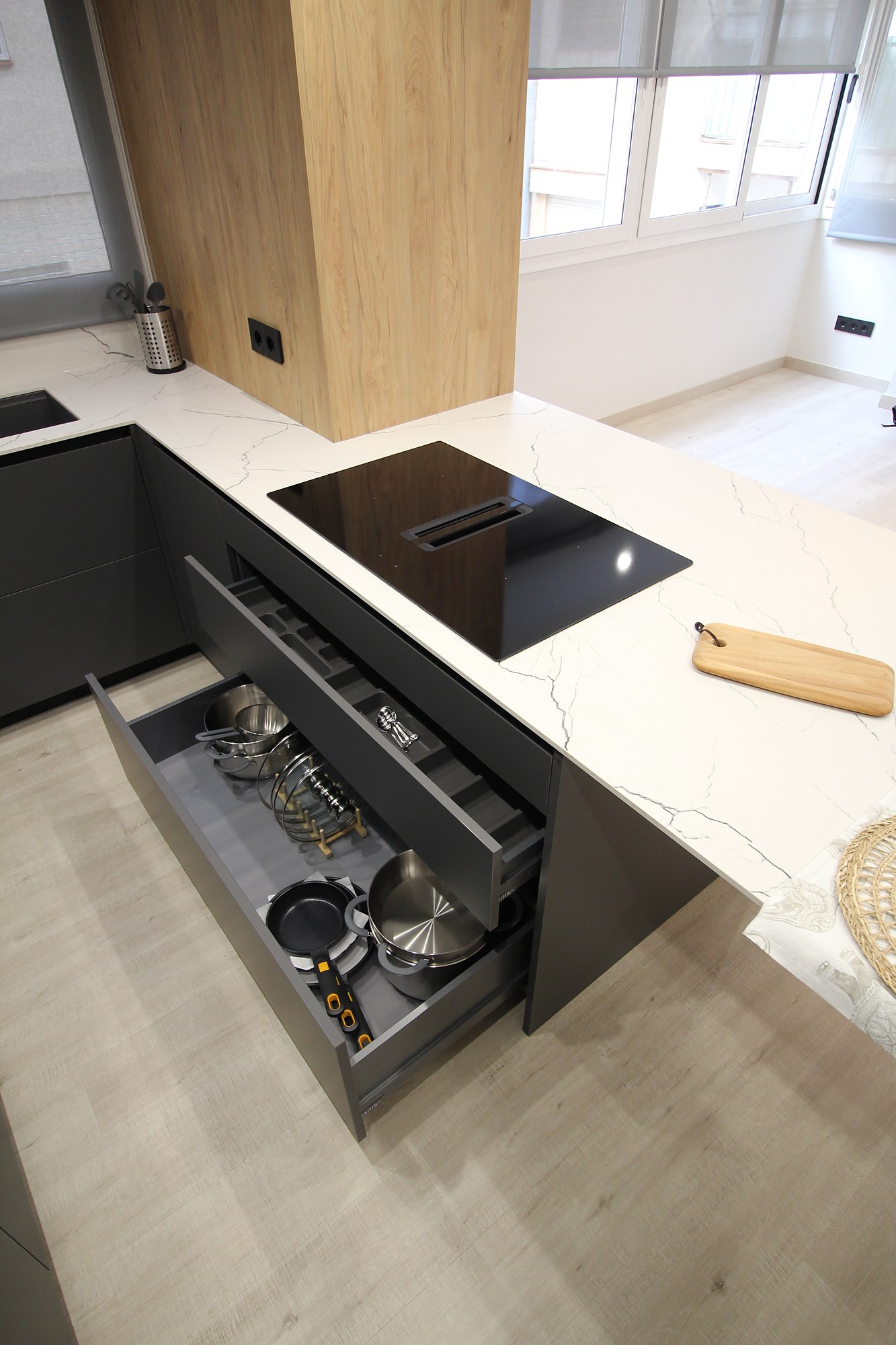 Cajón de cocina con cierre amortiguado abierto
