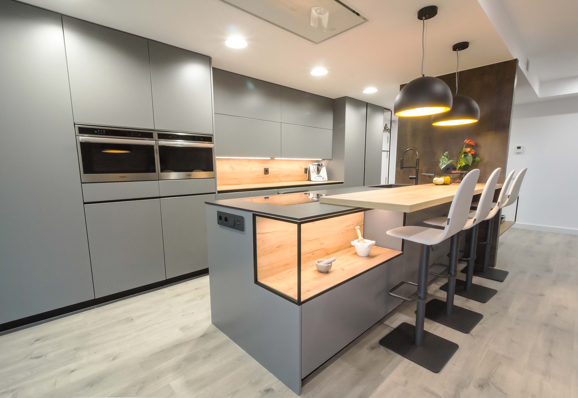 Cocina con isla y encimera de madera