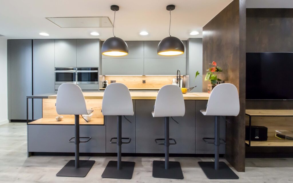 Cocina abierta con barra y salón en microcemento