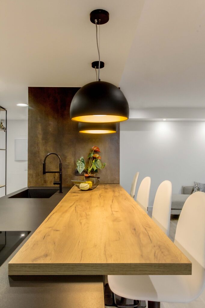 Cocina abierta con barra y salón en microcemento