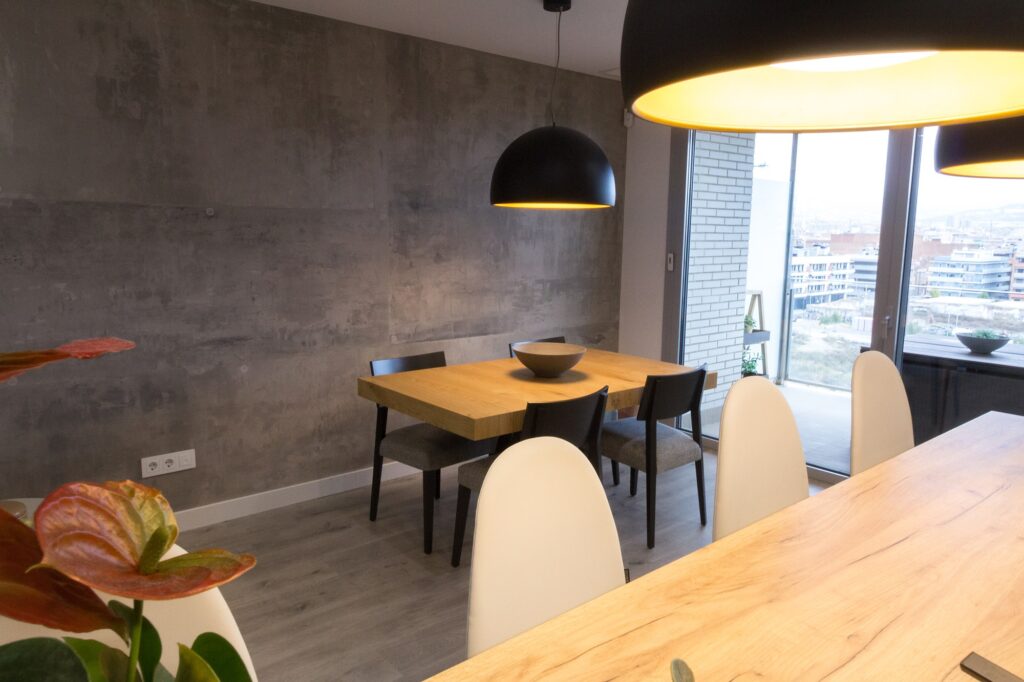 Cocina abierta con barra y salón en microcemento