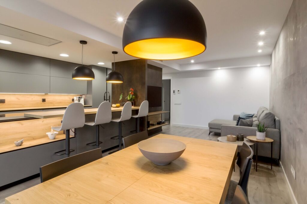 Cocina abierta con barra y salón en microcemento