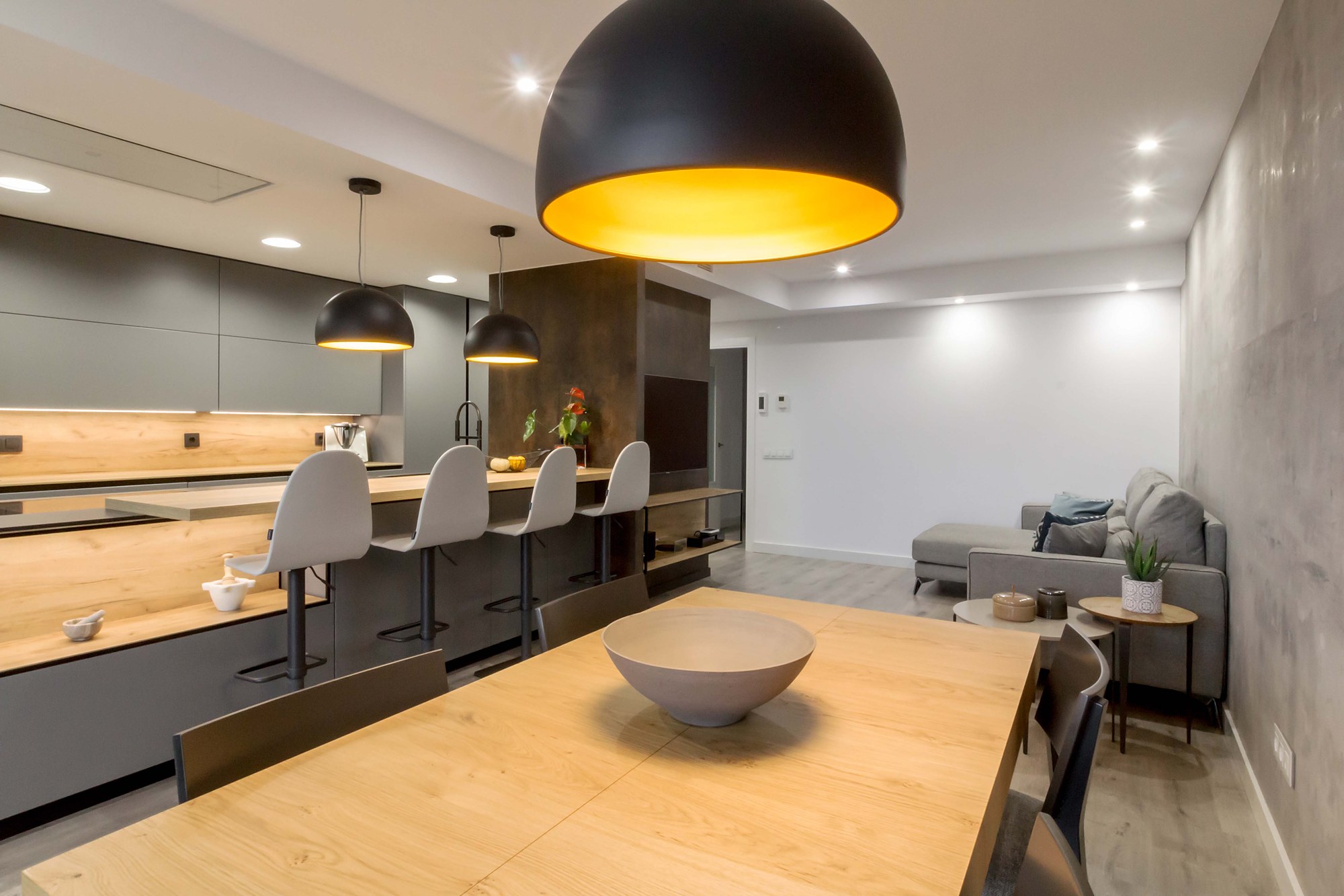Cocina a medida con isla y office diseñada por Edos Interiorismo