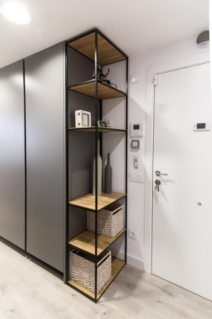 Cocina abierta con barra y salón en microcemento
