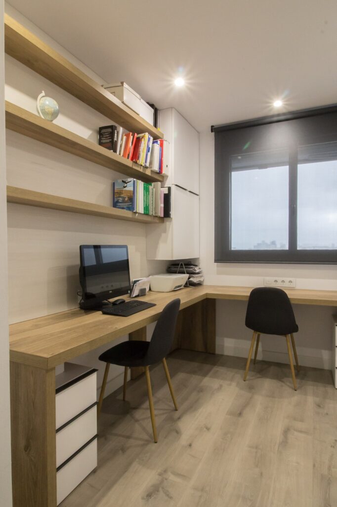 Cocina abierta con barra y salón en microcemento